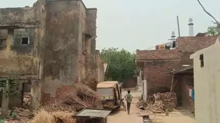 उन्नाव: सिकंदरपुर सरोसी गांव में बनी स्वास्थ्य विभाग कर्मचारियों के आवास की बिल्डिंग पिछले 15 सालों से हैं जर्जर #jansamasya