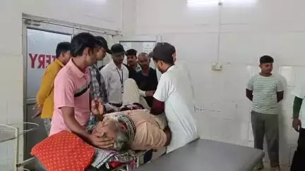 इटावा: ताखा क्षेत्र में भैराजपुर गांव के पास दो बाइकों की भिड़ंत में बुजुर्ग घायल, इलाज के लिए जिला अस्पताल कराया गया भर्ती