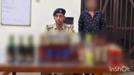 कोढ़ा: कोढ़ा में पुलिस ने गुप्त सूचना पर 21 लीटर विदेशी शराब के साथ एक तस्कर को गिरफ्तार किया