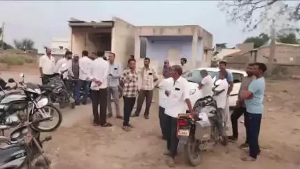 હળવદ: હળવદના સરા રોડ પર વાડીએ ઇલેક્ટ્રિક મોટરની સ્વીચ ચાલુ કરવા જતા વીજ શોક લાગવાથી યુવાનો મોત...