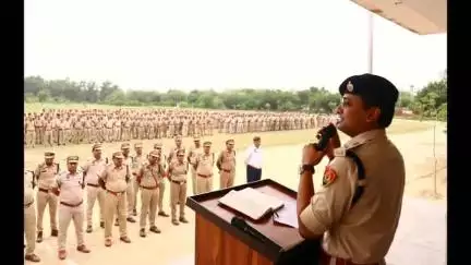 सिरसा: एसपी डॉ. मयंक गुप्ता ने पुलिस लाइन में उत्कृष्ट कार्य करने वाले नौ पुलिस जवानों को किया सम्मानित