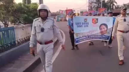 নন্দকুমার: পথ  নিরাপত্তা বিষয়ে সচেতনতা বৃদ্ধি করার লক্ষ্যে আজ নন্দকুমার হাই রোডে সচেতনতা মূলক পদযাত্রা করলো জেলা পুলিশ