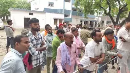 खलीलाबाद: खलीलाबाद नगर पालिका के ठेके पर कार्य करने वाले कर्मचारियों ने कोतवाली में लगाया आरोप