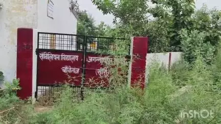 गोला गोकरणनाथ: गोला तहसील क्षेत्र के जगन्नाथपुर में गंदगी से बज बजाती नालियां कूड़े का लगा अंबार,पेयजल की टंकियां पड़ी रद।#jansamsya#