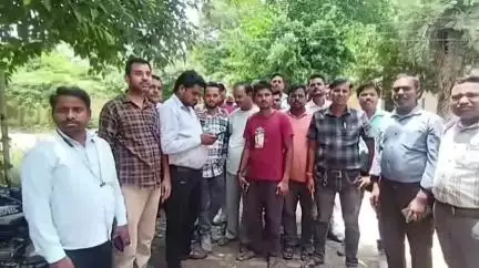 बदायूं: जेई द्वारा मीटर रीडर से अभद्रता मामले में मीटर रीडरों ने अभियंता कार्यालय पर कार्रवाई को लेकर किया प्रदर्शन