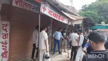 अंबाह: पीजी कॉलेज के सामने नपा की दुकानों में करंट से गोवंश की मौत, दुकानों में करंट बहाने का आरोप