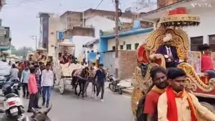 निवाड़ी: निवाड़ी: मुख्य बाजार से आज सामूहिक विवाह में निकली आधा दर्जन दूल्हों की बारात