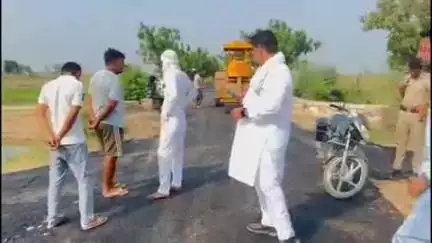 रोहतक: महम: बहलम्बा सिसर रोड़ पर सड़क निर्माण में घटिया सामग्री का इस्तेमाल, कांग्रेस विधायक बलराम दांगी पहुंचे