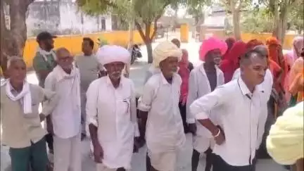 टांटोटी: गोयला में मनरेगा के कच्चे कार्य बंद करने पर गुस्साए श्रमिकों ने किया विरोध प्रदर्शन, नारेबाजी कर सौंपा ज्ञापन