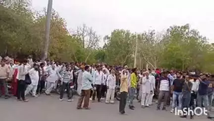 बीकानेर: चकगरबी संघर्ष समिति ने अवैध कब्जे हटाने के नाम पर तोड़फोड़ कर कलेक्ट्रेट कार्यालय तक पैदल कूच कर जताया विरोध
