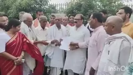 मेराल: ओखरगाड़ा को प्रखंड बनाने के लिए ग्रामीणों ने मुख्यमंत्री के नाम पूर्व मंत्री को सौंपा मांगपत्र