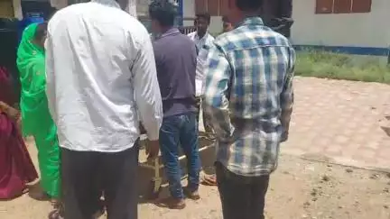 आमला: रतेडा पेट्रोल पंप के पास मजदूर युवक का शव मिला, बाइक स्लिप होने से हादसा, आमला पुलिस अस्पताल पहुंची