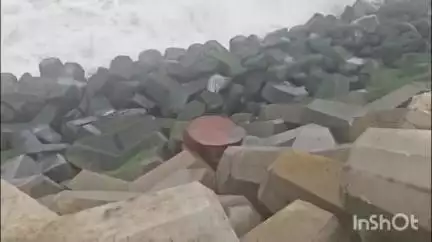 കൊച്ചി: കണ്ണമാലി മാലാഖ കടപ്പുറത്ത് ചൈനീസ് ചരക്ക് കപ്പലിൽ നിന്നുള്ള വീപ്പകൾ അടിഞ്ഞു