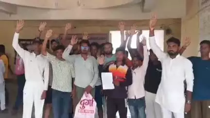 तमकुही राज: तमकुहीराज तहसील मुख्यालय पर खिलाड़ियों ने किया प्रदर्शन, एसडीएम को सौंपा पत्रक