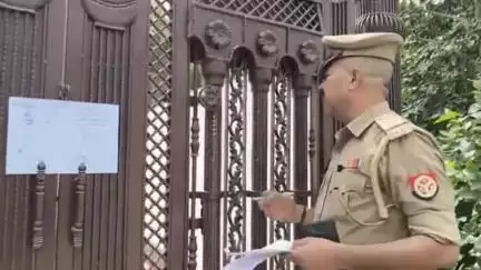 मऊ: पुलिस लाइन इलाके में दीवानी कचहरी के बार एसोसिएशन के महामंत्री के घर पर कुर्की की नोटिस की गई चस्पा