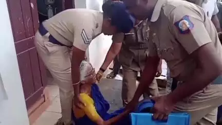அகஸ்தீஸ்வரம்: நாகர்கோவிலில் ஆட்சியர் அலுவலகத்தில் மூதாட்டி தீக்குளிக்க முயற்சி