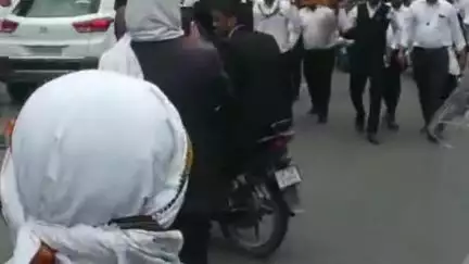 जनपद न्यायालय में अधिवक्ताओं ने निकाली नगर आयुक्त की शव यात्रा, फूंका पुतला