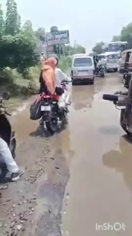 धामपुर: शेरकोट मार्ग पर गांव सुहागपुर के पास जलभराव से क्षतिग्रस्त सड़क पर टेंपो पलटने से पांच सांवरिया घायल