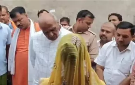 नौगढ़: सांसद जगदंबिका पाल ने अपने कैंप कार्यालय पर आए शिकायतकर्ताओं की समस्याओं को सुनकर किया निस्तारण