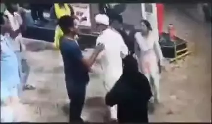 इतनी गोली मारूंगी कि घरवाले भी पहचानने से इनकार कर देंगे"

UP के जिला हरदोई में एक कार में CNG भरनी थी। सेल्समैन से कार