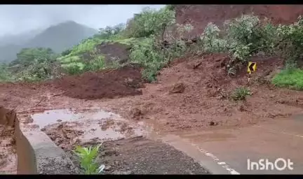 वैभववाडी: करूळ घाटात कोसळली दरड : वाहतूक ठप्प : दरड हटविण्याचे काम युद्धपातळीवर : दुपारी मार्ग केला मोकळा