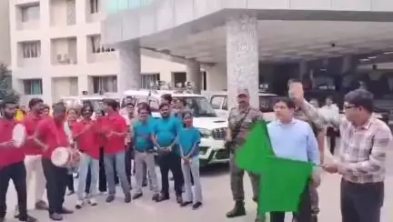 हज़ारीबाग: नशा मुक्त भारत अभियान के तहत उपायुक्त ने 14 नुक्कड़ नाट्य दलों को हरी झंडी दिखाकर रवाना किया