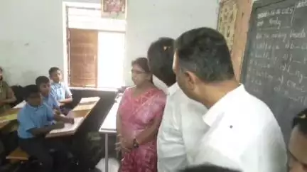 ಬಳ್ಳಾರಿ: ನಗರದ ಪಟೇಲ್ ನಗರದಲ್ಲಿರುವ
ಸರ್ಕಾರಿ ಶಾಲಾ ವಿದ್ಯಾರ್ಥಿಗಳೊಂದಿಗೆ ಬಿಸಿಯೂಟ ಸವಿದ ಶಿಕ್ಷಣ ಸಚಿವ ಮಧು ಬಂಗಾರಪ್ಪ