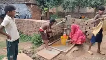 মুরারই ১: খবরের জেরে কোড়াপাড়া এলাকার বেহাল নলকূপের হল মেরামতি, ৫০ টি পরিবারের মিটলো পানীয় জলের সমস্যা #jansamasya