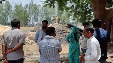 मंदसौर: ग्राम जग्गा खेड़ी मार्ग पर रास्ते की जमीन पर किया पक्का निर्माण, तहसीलदार की टीम ने जेसीबी से तोड़कर की कार्रवाई