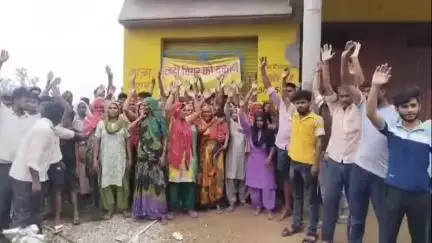 हसनपुर: हसनपुर गांव रामपुर भूड़ में बनी बियर व देशी शराब की दुकान हटवाने की मांग को लेकर लोगों ने किया प्रदर्शन #jansamasya