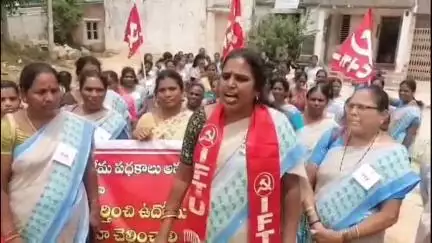 పలమనేరు: ఐసిడిసి కార్యాలయం వద్ద వేతనాలు పెంచండి ఉద్యోగులుగా గుర్తించండి అంటూ అంగన్వాడీలు నిరసనలు వ్యక్తం