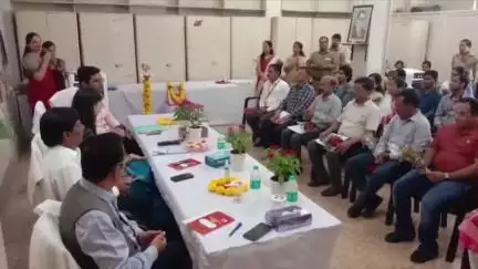 मल्हारगंज: डाक सेवा कार्यालय में स्वास्थ्य शिविर आयोजित, कर्मचारियों की आँख, ब्लड प्रेशर, शुगर, ईसीजी की जांच हुई