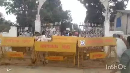 मनेंद्रगढ़ में युक्तिकरण के विरोध में गरजी शिक्षा न्याय यात्रा, कांग्रेस ने डीईओ कार्यालय को घेरा