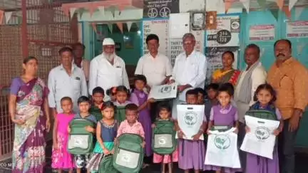 బిలకలగూడూరు గ్రామం లో విద్యార్థులకు మిత్ర కిట్ల పంపిణీ చేసిన , మాజీ సర్పంచ్ సుదర్శన్ రెడ్డి