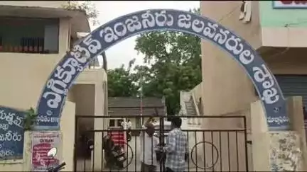 మార్కాపురం: ఇరిగేషన్ కార్యాలయంలో ఏసీబీ అధికారులు ఆకస్మిక దాడి, 30 వేలు లంచం తీసుకుంటున్న సీనియర్ అసిస్టెంట్ శ్రీనివాసరావు అరెస్ట్