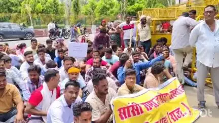 भीलवाड़ा: बागौर पुलिस पर राजनीतिक दबाव में युवक को फंसाने का आरोप, सांसी समाज ने कलेक्ट्रेट पर किया प्रदर्शन