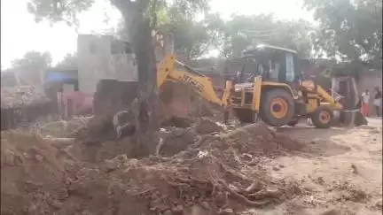 चकरनगर: चंदहंशपुरा गांव के दलितों ने जेसीबी से अशियाना उजाड़ने का आरोप गांव के दबंग पर लगाया, एसडीएम से की शिकायत