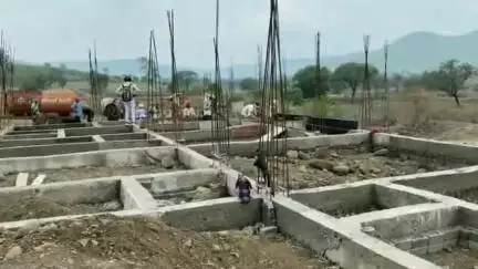 बजाग: धवाडोंगरी गांव में उप स्वास्थ्य केंद्र निर्माण में घटिया सामग्री का उपयोग