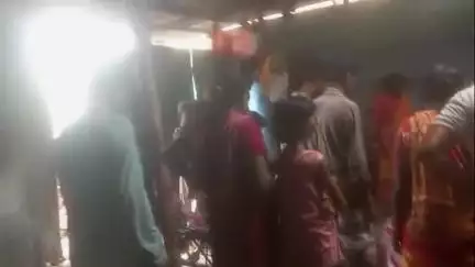 তপন: মালঞ্চা বোরাকুড়ি গ্রামে বাড়ি থেকে এক ব্যক্তির ঝুলন্ত দেহ উদ্ধার, গলায় ফাঁস লাগিয়ে আত্মঘাতী বলে অনুমান, তদন্তে পুলিশ
