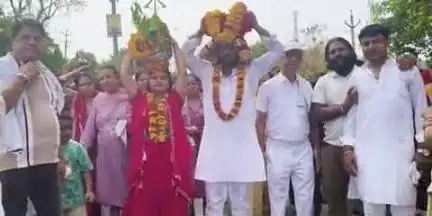 निवाई: नौ दिवसीय भागवत कथा आयोजन को लेकर झिलाय रोड़ स्थित श्री श्याम मंदिर से सिंधी धर्मशाला तक निकली विशाल कलश यात्रा