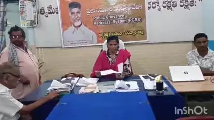 ఆళ్లగడ్డ మండల కేంద్రంలో రెవెన్యూ కార్యాలయంలో  పబ్లిక్ గ్రీన్ వెన్స్, కార్యక్రమంలో పాల్గొన్న,మండల తహసిల్దార్ జ్యోతి