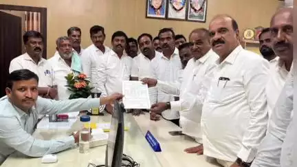 ಚಾಮರಾಜನಗರ: ಎಂಡಿಸಿಸಿ ಬ್ಯಾಂಕ್ ನಿರ್ದೇಶಕರ ಸ್ಥಾನಕ್ಕೆ ಚುನಾವಣೆ : ಮೈಸೂರಿನಲ್ಲಿ ಚಾಮರಾಜನಗರ ಶಾಸಕ ಪುಟ್ಟರಂಗಶೆಟ್ಟಿಯಿಂದ ನಾಮಪತ್ರ ಸಲ್ಲಿಕೆ