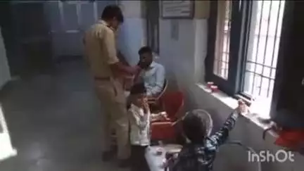 कोल: गांधीपार्क में स्कूटी सवार दंपत्ति और दो छोटे बच्चों के साथ हुआ सड़क हादसा, ट्रक के पहिये के नीचे कुचलकर महिला की मौत