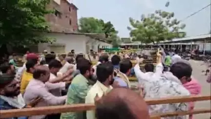 हवाई पट्टी के पास महाराणा प्रताप की प्रतिमा हटाने के विरोध में रॉयल राजपूत संगठन ने किया नगर निगम का घेराव