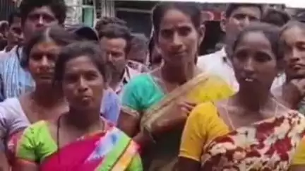 మార్కాపురం: మున్సిపల్ కార్యాలయం వద్ద అమ్మకు వందనం పథకం వర్తింపజేయాలని పారిశుద్ధ్య కార్మికుల నిరసన