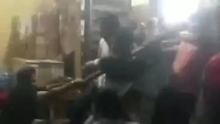 फिरोज़ाबाद: चूडियों के शहर फ़िरोज़ाबाद के सेलई इलाके में शराब के ठेके पर जमकर चले लाठी-डंडे और लात-घूसे, लाइव वीडियो हुआ वायरल