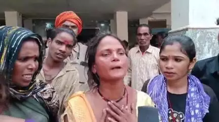 रीठी: सलैया स्टेशन के मरीज को फिट्स आने पर अस्पताल में भर्ती कराया, परिजनों ने लापरवाही का आरोप लगाया