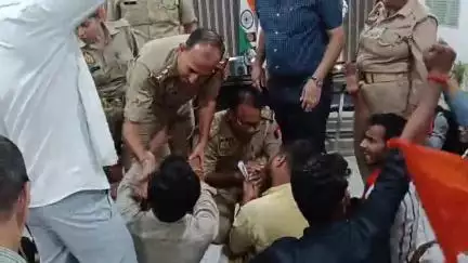 कोल: ABVP ने छात्रवृत्ति और अन्य मांगों को लेकर डीएम कार्यालय में किया प्रदर्शन, डीएम की टेबल पर मारा हाथ