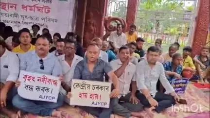 গুৱাহাটী: গৰাখহনীয়াৰ সমস্যাক ৰাষ্ট্ৰীয় সমস্যা ঘোষণা কৰাৰ দাবীৰে আমবাৰীত অসম জাতীয়তাবাদী যুৱ-ছাত্ৰ পৰিষদ মহানগৰৰ  জিলা প্ৰতিবাদ