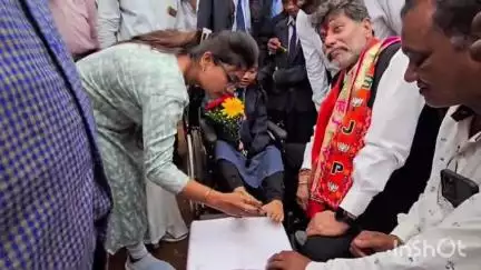जगदलपुर: नियानार में दिव्यांग बालिका ने पैर से लिखा पत्र, विधायक किरण देव हुए अभिभूत, वीडियो हुआ वायरल